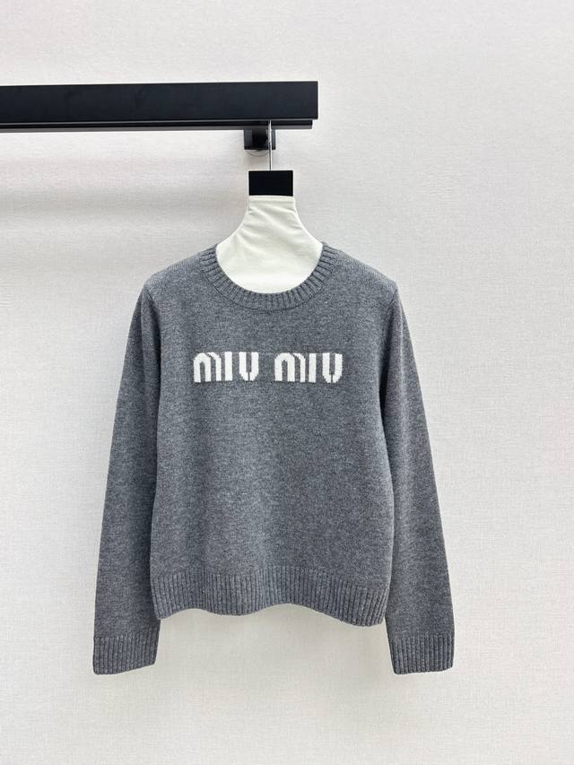 独家款～ Miu 24Ss 秋冬最新款logo字母提花字母基础款毛衣进口机提织工艺非常大牌精美立体 一眼高级！毛感软糯轻盈亲肤～单穿打底都很舒适 时尚高级单品