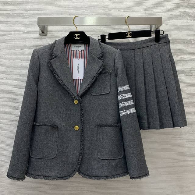 款号g24112836 Thom Brown*新款 学院风减龄两件套装！经典tb四杠修身显瘦西装外套高腰压褶短裙半身裙！藏蓝色、灰色、36.38.40.42 3