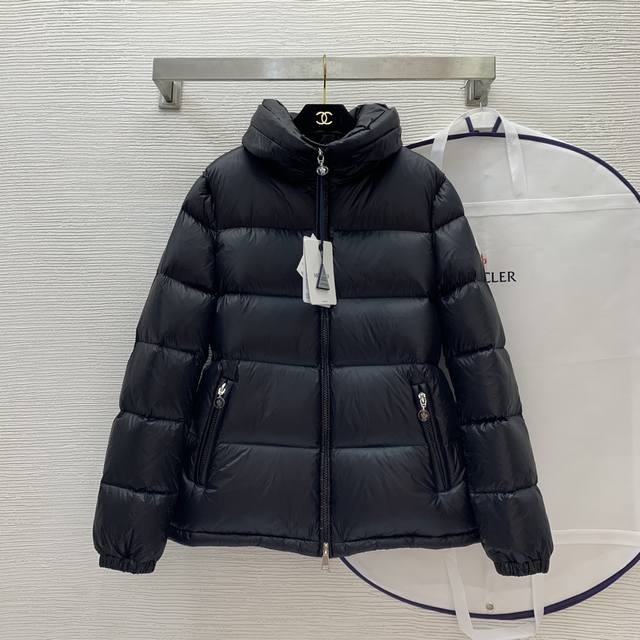 款号g23121479 Moncler*蒙口顶级定制最高版本！国标90%白鹅绒填充物、高级感亮面饱满加厚保暖、人鱼骨设计修身版收腰显瘦连帽女士羽绒服外套赠送防尘