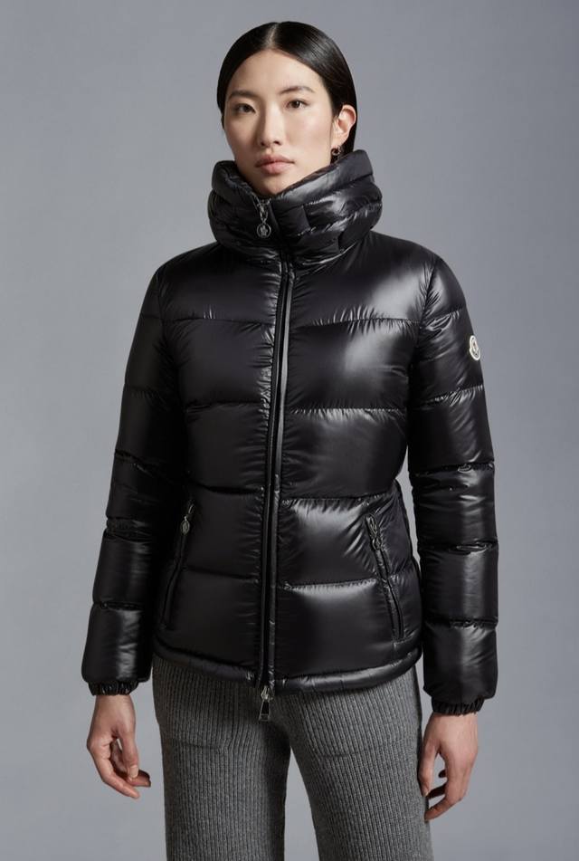 款号g23121479 Moncler*蒙口顶级定制最高版本！国标90%白鹅绒填充物、高级感亮面饱满加厚保暖、人鱼骨设计修身版收腰显瘦连帽女士羽绒服外套赠送防尘