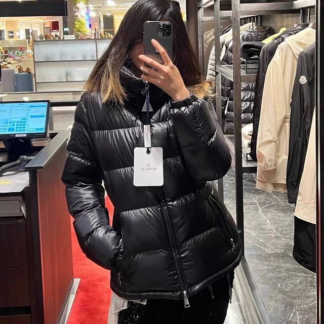 款号g23121479 Moncler*蒙口顶级定制最高版本！国标90%白鹅绒填充物、高级感亮面饱满加厚保暖、人鱼骨设计修身版收腰显瘦连帽女士羽绒服外套赠送防尘