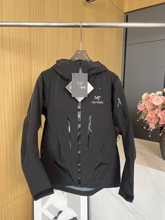 Arcteryx 始祖鸟 秋冬新款 刺绣logo 图案连帽拉链硬壳冲锋衣外套、内胆采用采用90的白鸭绒、保暖效果更好、胸前刺绣arc Teryx徽标、腋下开口快