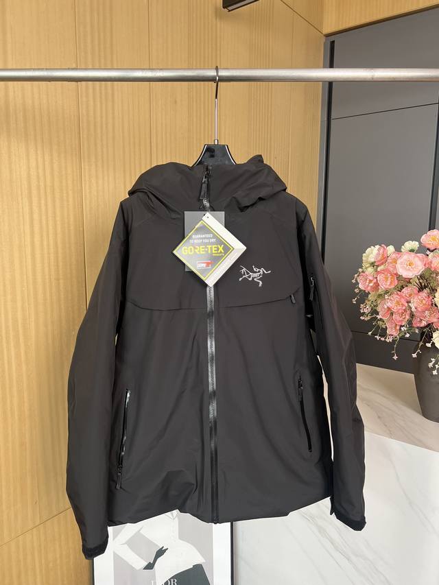 Arc'Teryx 始祖鸟 秋冬新款 防水硬壳连帽滑雪鹅绒羽绒服、采用完全防水、防风 透气的go-Re-Tex面料、采用90%灰鹅绒进行填充、保暖效果更好、休闲