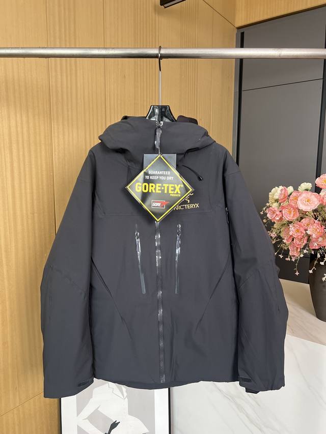 Arc'Teryx 始祖鸟 秋冬新款 防水硬壳连帽滑雪羽绒服、采用完全防水、防风 透气的go-Re-Tex面料、采用90%白鹅绒进行填充、保暖效果更好、休闲版型