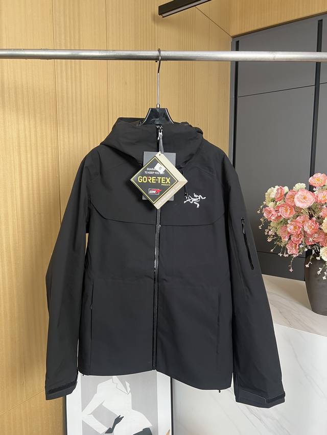 Arc'Teryx 始祖鸟 秋冬新款 防水硬壳连帽滑雪鹅绒羽绒服、采用完全防水、防风 透气的go-Re-Tex面料、采用90%灰鹅绒进行填充、保暖效果更好、休闲