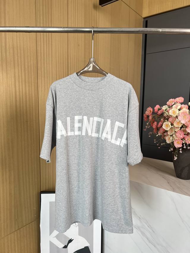 Balenciaga巴黎世家 新款美纹纸胶带t恤 很大的版型 非常温柔的灰色 上身效果简单温柔又好看 男女同款 码数xs S M L