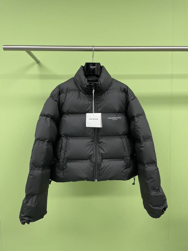 Alexander Wang2024秋冬新款 小字母logo面包羽绒服，版型太好看了，高级重工的进口超生压胶线条工艺，配以简简单单的廓形短款，完全不挑人，轻松显