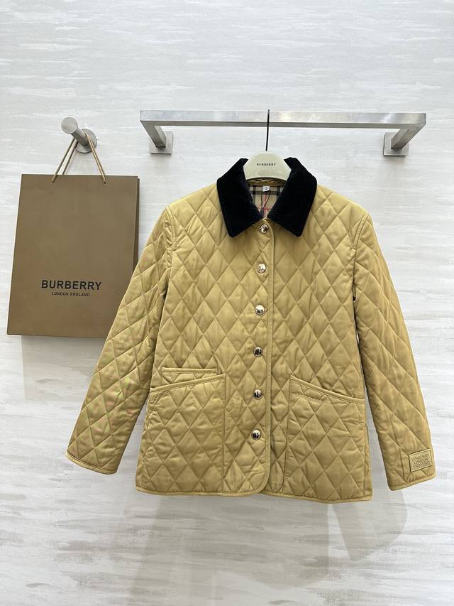 Burberry2秋冬新款 火爆单品 经典格纹棉服外套 专柜同步 永不过时款 整件对格纹裁剪 内里夹棉材质 经典的英伦格纹元素经久不过时 简约h版 演绎秋冬叠搭