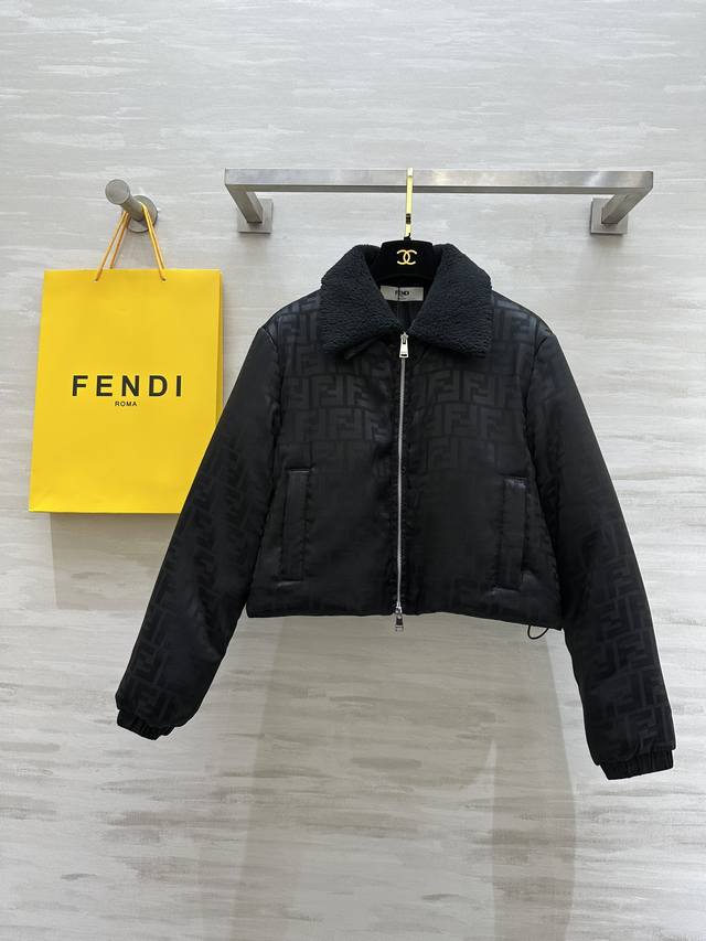 Fend2秋冬新款 环保毛领夹棉提花外套 经典双f提花面料吸睛在线 小短款版型帅气又时髦 上身非常显高显瘦 领子可拆卸多种穿法 进口记忆尼龙面料夹棉超暖和 粉色