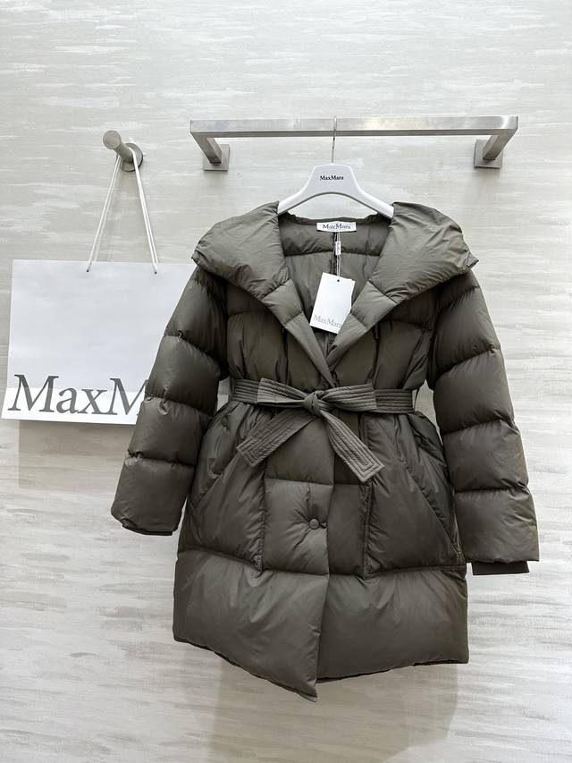 Maxmar2秋冬新款 简约中长款连帽绑带羽绒服 经典极简休闲中长款版型上身百搭时髦 质感细腻柔软 90进口白鸭绒填充 保暖拒绝臃肿 专柜记忆丝面料质感细腻柔软