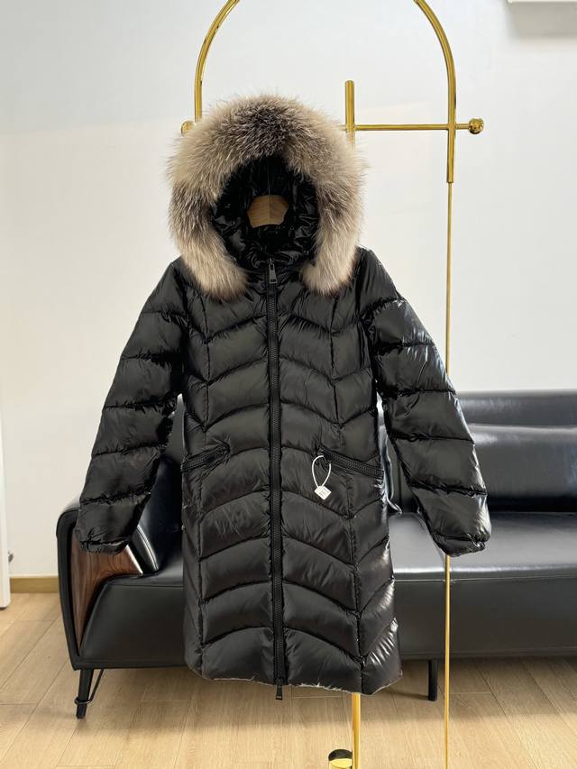 Moncler Fulmarus中长款羽绒服 银狐狸毛浅毛领，皮毛用的是西伯利亚的银狐， 非常浓密的绒毛、很大条、蓬松，毛峰挺拔丰盈， 同时也为羽绒服增添时尚度