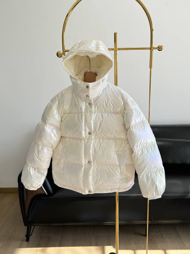 Moncler 镭射炫彩连帽羽绒服 仙女们，本年度蕞炸羽绒服非他莫属！简直太酷了，远距离看亮闪闪，就是人群中最靓的！ 自带吸睛属性的镭射羽绒服登场，这款羽绒服好