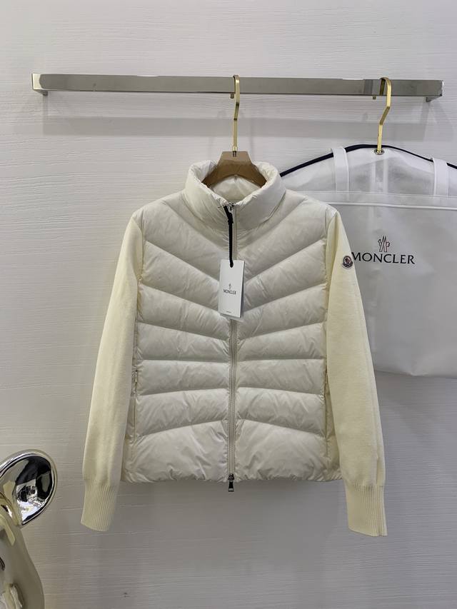 羽绒上新原单moncler 新品。 专柜爆款 简约立领羊毛针织拼接夹克单羽绒！冬天的内搭神器早秋必备单品。 立领绗缝短款版型百搭不挑人。隐形小口袋设计减龄又时髦