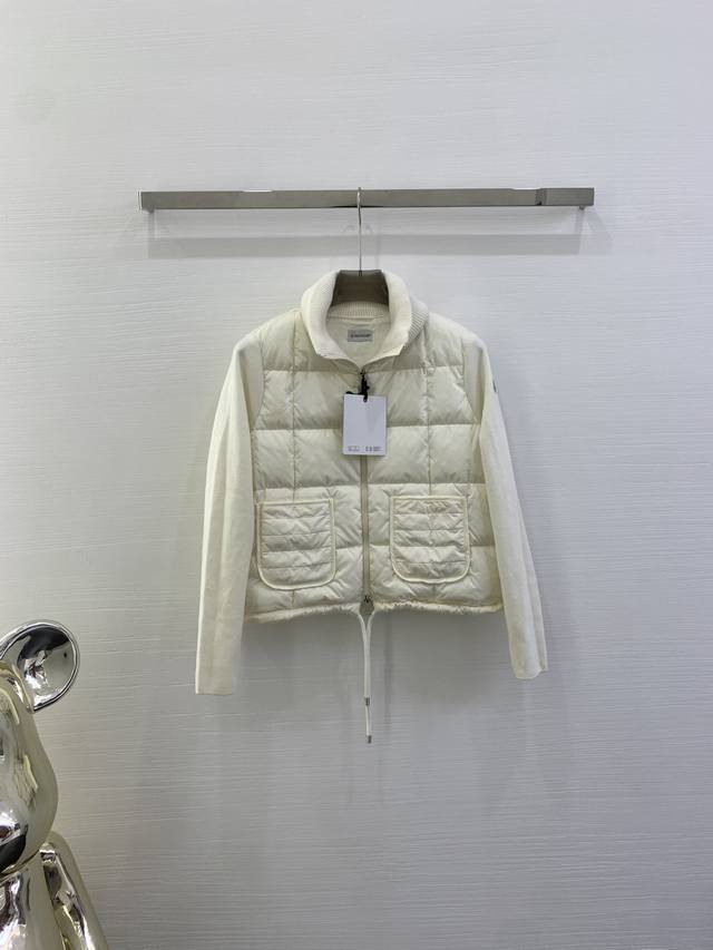 Moncler 蒙口24秋冬女士cardigan立领拼接针织羽绒娃娃款短款羽绒 后背袖子针织材料上身显瘦 拼接羽绒服 保暖减龄 面包块方格充绒上身简约时尚 下摆