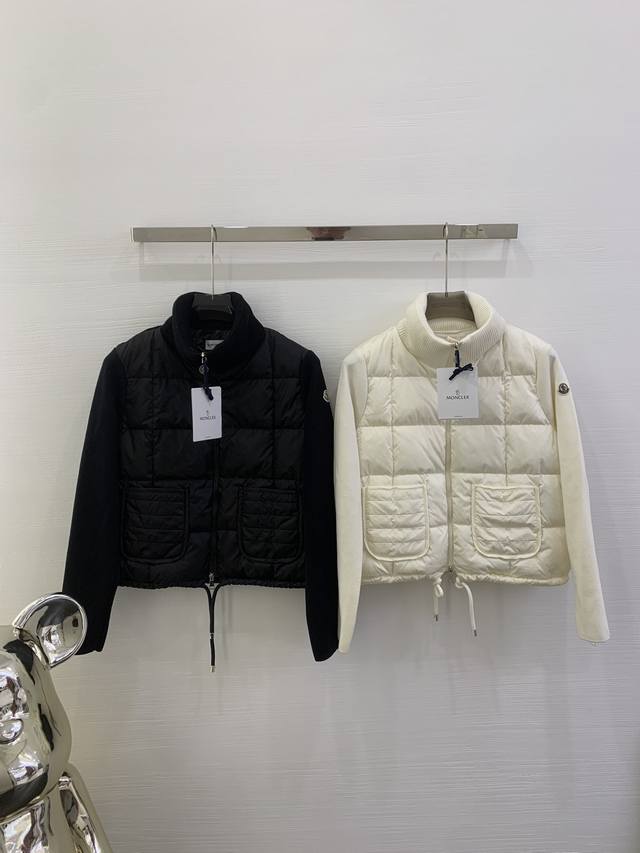 Moncler 蒙口24秋冬女士cardigan立领拼接针织羽绒娃娃款短款羽绒 后背袖子针织材料上身显瘦 拼接羽绒服 保暖减龄 面包块方格充绒上身简约时尚 下摆