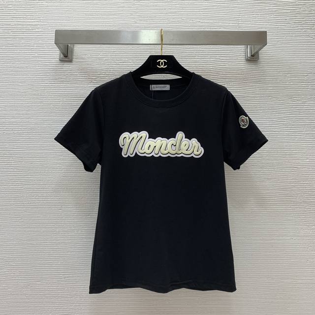 款号d24 584 Moncler*蒙口25Ss早春新款 高端定制优质纯棉面料、Logo袖章装饰小版型圆领短袖t恤上衣！粉色、黑色、白色， M码：胸围90，袖长