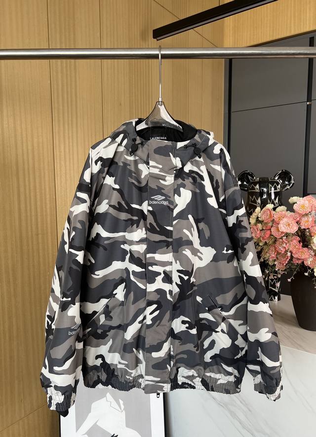 Balenciaga 秋冬新款 迷彩滑雪服外套冲锋衣、正面和衣袖饰以3B Sports Icon艺术作品刺绣、防风袖口、设有拇指孔和弹力细节、隐形拉链开合、设有