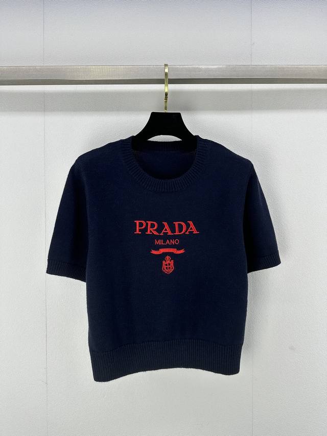 Prad*上新细节 25 早春最新logo圆领短袖！新春红配色，胸前品牌提花logo标识，精致奢华又吸睛，完美诠释标示性，入眼满满的高级感，甜酷风少女帅气随性气