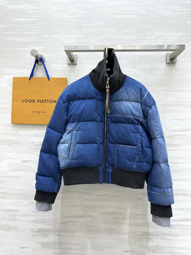 Lv2秋冬新款 牛仔夹克羽绒服外套 内里经典logo面料 针织翻领 夹克版型 显瘦不挑人 国标90白鸭绒填充 上身效果非常好 轻盈又有蓬松度 重工艺磨白做旧牛仔