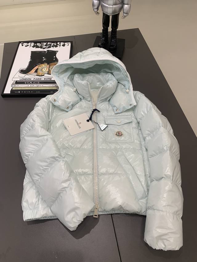 Moncler 蒙口 Andro 24秋冬可拆连帽短款亮面小短款四色女士羽绒服外套 超级减龄版型和冰淇淋奶油配色 短款版型下摆松紧设计 防风效果的同时比起a字斗