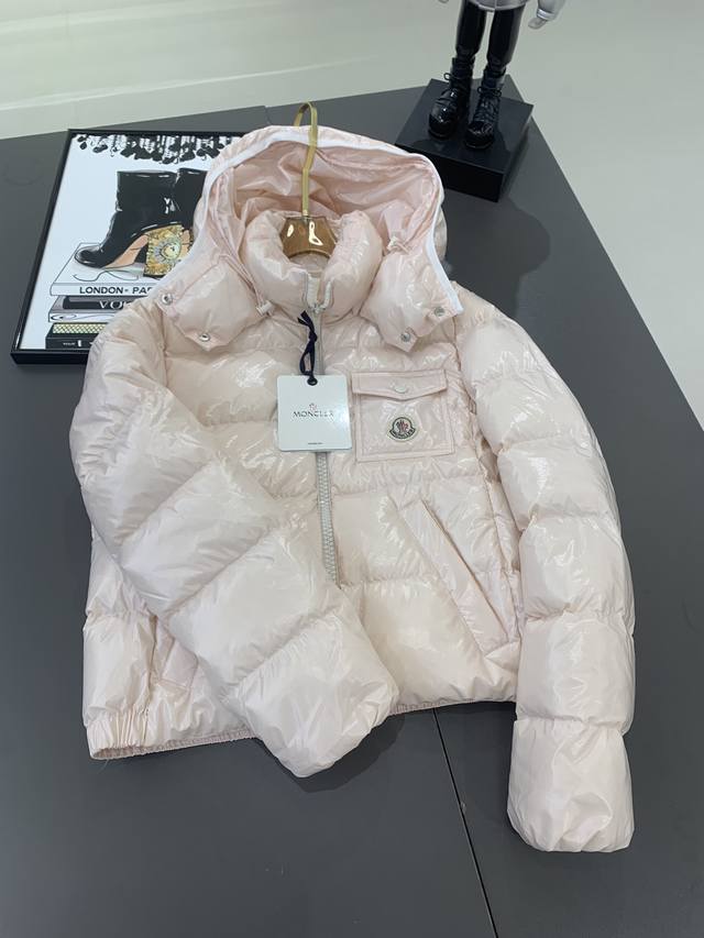 Moncler 蒙口 Andro 24秋冬可拆连帽短款亮面小短款四色女士羽绒服外套 超级减龄版型和冰淇淋奶油配色 短款版型下摆松紧设计 防风效果的同时比起a字斗