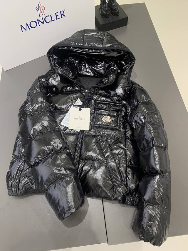 Moncler 蒙口 Andro 24秋冬可拆连帽短款亮面小短款四色女士羽绒服外套 超级减龄版型和冰淇淋奶油配色 短款版型下摆松紧设计 防风效果的同时比起a字斗