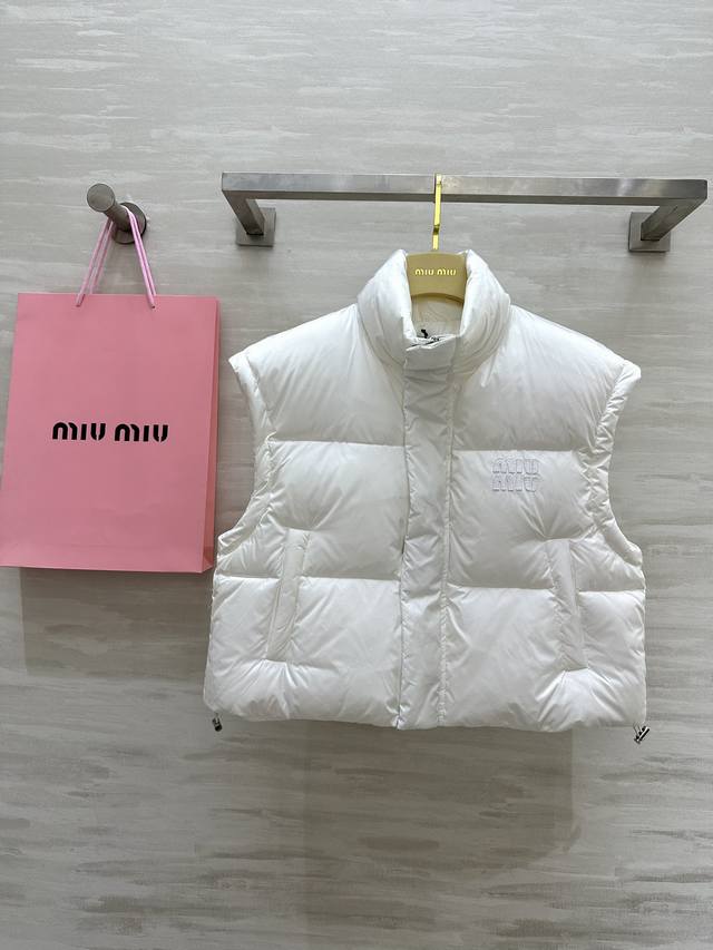 Miumi2秋冬新款 廓形立领羽绒马甲 原版开模定制尼龙面料 五金扣logo 开模定制 90白鸭绒填充 短款设计俏皮减龄 时尚达人必备单品 高品质定制 现货首发