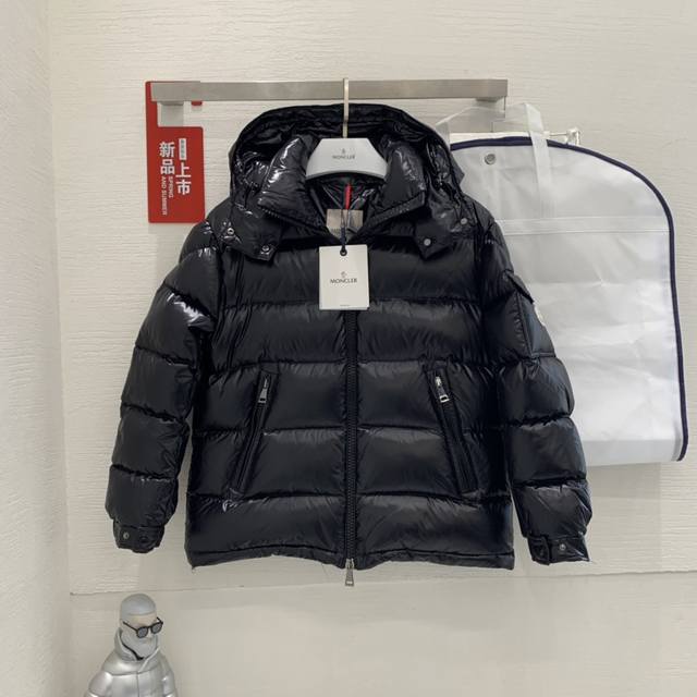 Moncler 上新啦！！！ 蒙口秋冬新款女装maire拉链连帽尼龙保暖羽绒服。这款羽绒服采用舒适的线条，经典而现代！这款羽绒服的灵感来自 80年代的意大利帕尼