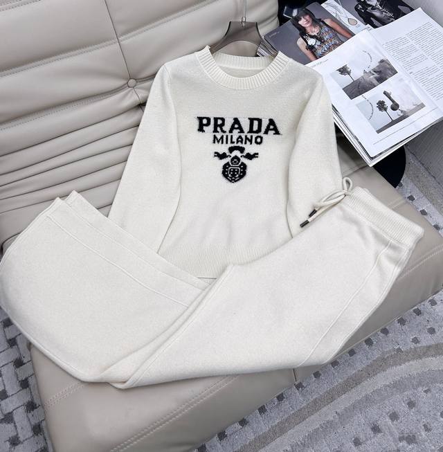 上衣 裤子 24新款 Prada 圆领刺绣羊毛针织上衣高腰长裤套装，100%羊毛面料柔软保暖，胸前字母logo图案设计，精致时尚，领口和袖口撞色设计，版型立体剪