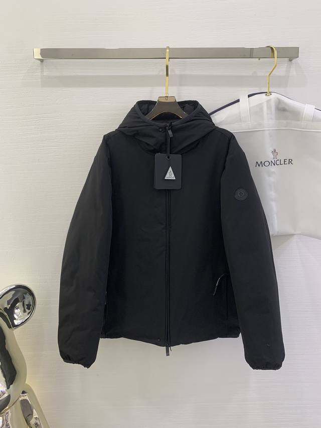 Moncler 羽绒夹克 Polset短款羽绒夹克以90年代的简约风格为灵感，具有简洁的流线型廓形设计。采用尼龙面料制成，可调节兜帽可为您提供额外的保护。