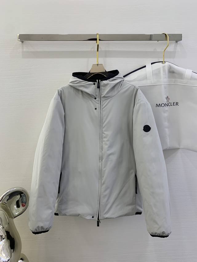 Moncler 羽绒夹克 Polset短款羽绒夹克以90年代的简约风格为灵感，具有简洁的流线型廓形设计。采用尼龙面料制成，可调节兜帽可为您提供额外的保护。