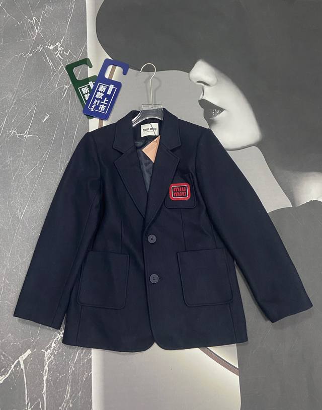 Miumiu*25早春新款红标logo刺绣西服 经典藏蓝色系列 上身时髦 高级剪裁西装 博主范 廓形恰到好处 轻松藏肉显瘦 休闲慵懒 飒气十足 单色sml