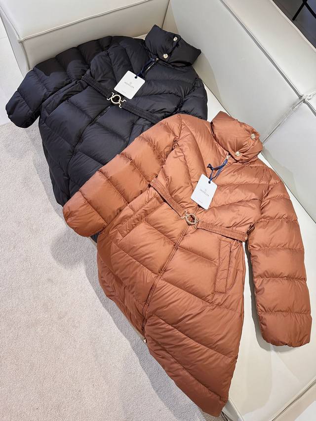 Moncler 24Ss 新款 Brou女士长款羽绒服，Brou羽绒夹克呼应系列对柔美气质的诠释，长款设计，采用轻盈聚酯纤维面料制成，呈现柔软质感，修身喇叭型设