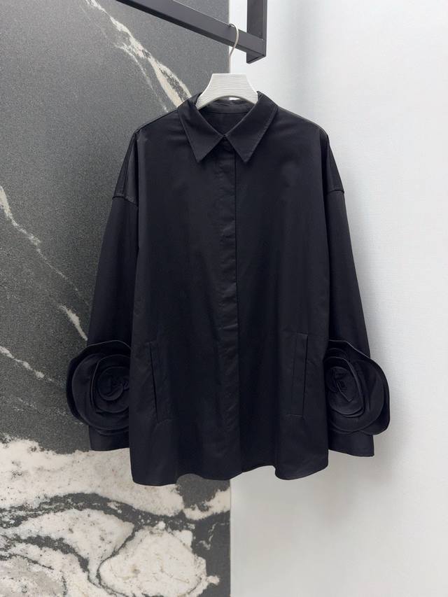 Vltn 24Ss 秋冬新品立体玫瑰花装饰休闲衬衫 单穿或者内搭当小开衫搭配 两侧袖子手工花苞嵌饰设计 宽松剪裁版型百搭不挑人 复古优雅精巧别致的百搭单品 时髦