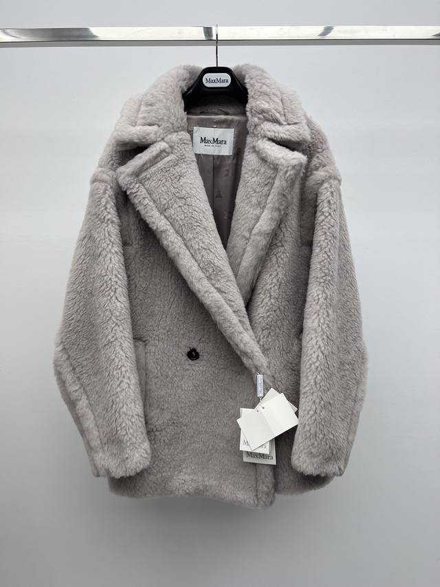 爆款 Maxmara*短款沙色泰迪 火爆全球的一款teddy泰迪熊大衣 高端版本，强势一直不够发 独家定制定染面料;每个颜色都非常正！里衬面料也是定制定染区别市