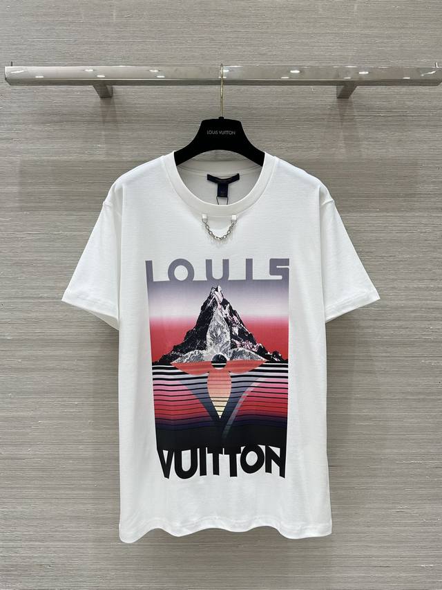 爆单推荐原单品质lou*24秋冬新品系列t恤！甜酷女孩时髦单品。定位logo印花图案设计解锁所有穿搭！进口纯棉面料活性印花质感超赞！金属链条装饰时髦又高级！经典