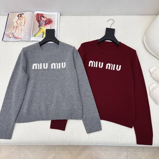 独家款～ Miu 24Ss 秋冬最新款logo字母提花字母基础款毛衣进口机提织工艺非常大牌精美立体 一眼高级！毛感软糯轻盈亲肤～单穿打底都很舒适 时尚高级单品