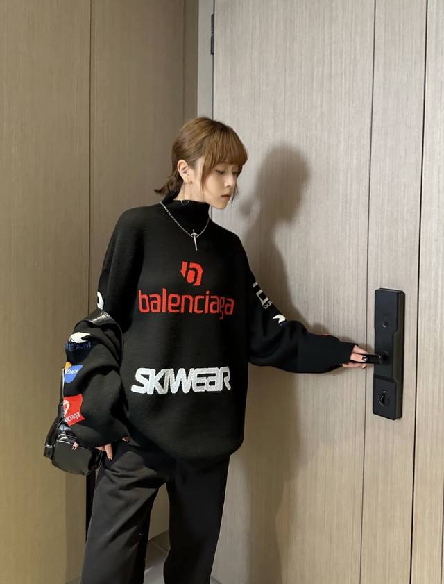 Balenciag*2025早春新款 高领涂鸦针织毛衣 前后提花彩色字母 宽松版型男女通穿款，肩膀也有印花图案超级好看 版型百搭不挑人 上身真的很酷 。两个色s