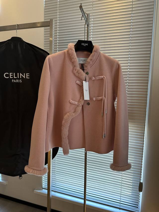 Celine 国风元素羊绒大衣 这款羊绒外套真的太有高级感了 国潮中国结盘扣 高端高支羊毛材质用料门襟还做了皮草包边 手感柔软 版型挺括 免熨烫工艺 上身肉眼可