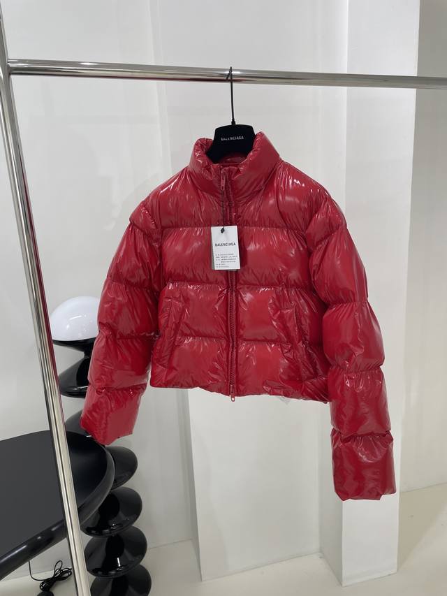 新品shrunk Puffer 夹克短款棉服 定制shrunk 闪亮涂层尼龙面料 小号版型剪裁 高立领双向拉链闭合 后领字母徽标标签 男女同款 ：闪耀黑 亮黄