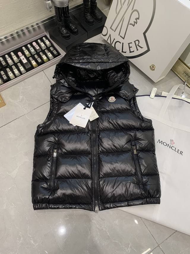 黑底平铺图# Moncler 蒙口 最最经典的羽绒马甲 早秋和暖冬可以说是必备款了，随便搭件卫衣、毛衣，上身超暖和超时髦！ 所有细节无可挑剔 ，原版五金开模，面