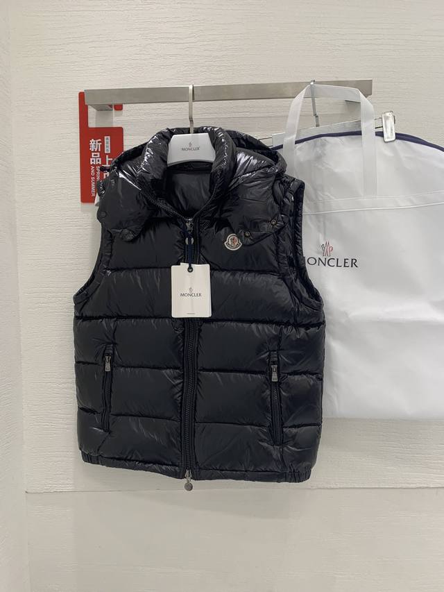 黑底挂拍图# Moncler 蒙口 最最经典的羽绒马甲 早秋和暖冬可以说是必备款了，随便搭件卫衣、毛衣，上身超暖和超时髦！ 所有细节无可挑剔 ，原版五金开模，面