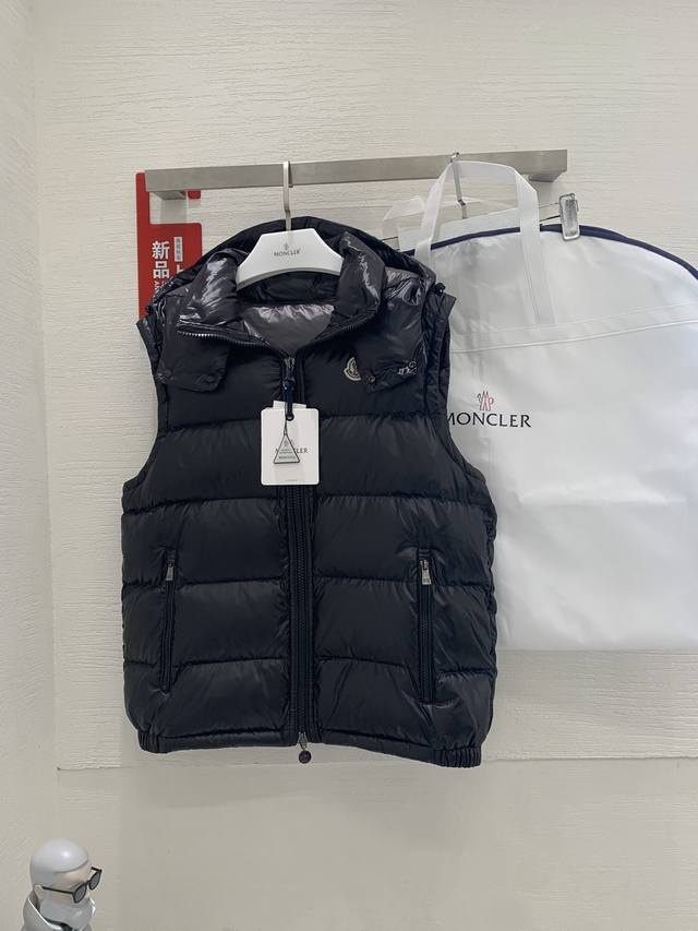 灰底挂拍图# Moncler 蒙口 最最经典的羽绒马甲 早秋和暖冬可以说是必备款了，随便搭件卫衣、毛衣，上身超暖和超时髦！ 所有细节无可挑剔 ，原版五金开模，面