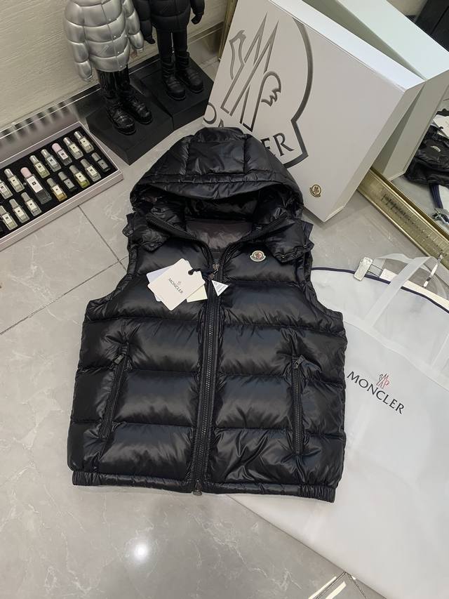 灰底平铺图# Moncler 蒙口 最最经典的羽绒马甲 早秋和暖冬可以说是必备款了，随便搭件卫衣、毛衣，上身超暖和超时髦！ 所有细节无可挑剔 ，原版五金开模，面