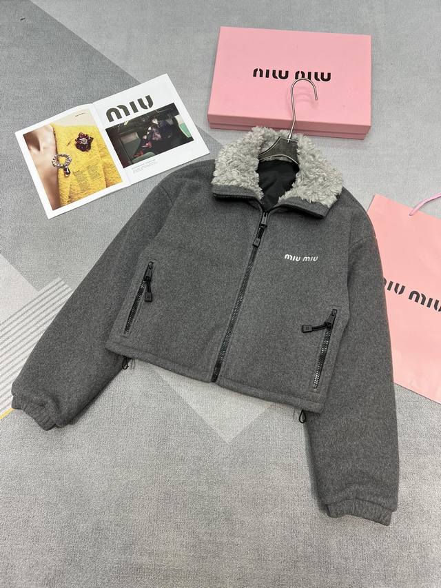 高品质miu2024冬季系列 超好看的面包服棉服 采用元版定制拉绒面料 内里夹棉双层保暖 拼接环保毛毛领子 灰色系真百搭 定制的五金拉链 扣头 细节看得见 超跑