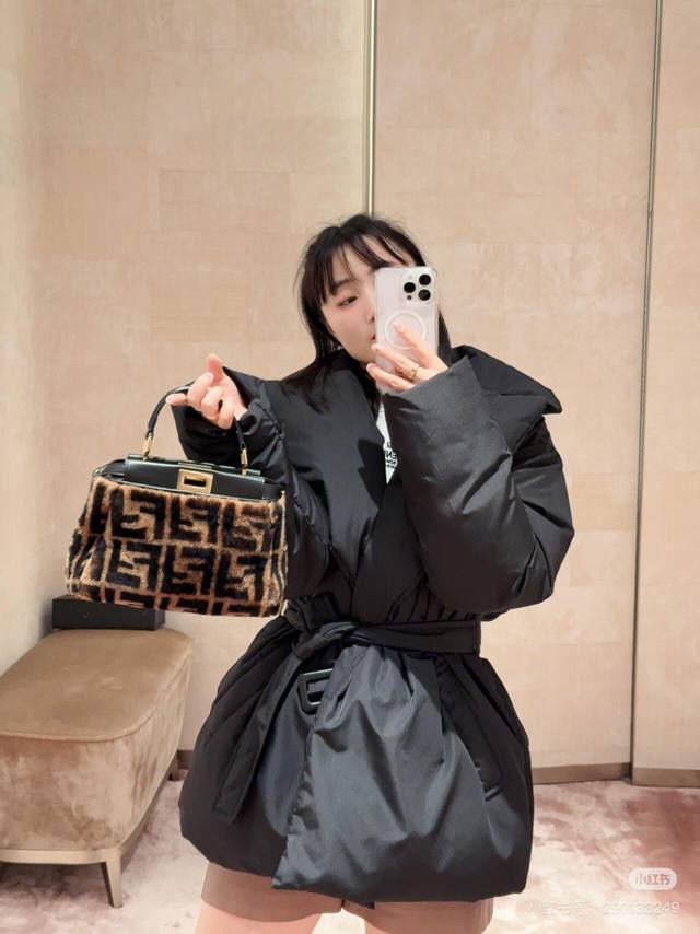 Fendi*刺绣中长款羽绒服 2024新款很保暖的一款羽绒服低调又高级经典造型 配腰带收腰 凸显身材线条 宽松版型 定位立体剪裁不可多得的一款超保暖柔软细腻巨保