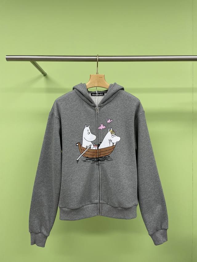 Acne Studios X Moomin 合作系列，瑞典时装品牌 Acnestudios 推出合作系列，产品部分带来开衫、村衫、印花牛仔裤、丁恤、毛线帽、鸭舌