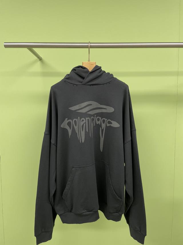 2025春款超有态度的卫衣来袭，黑暗中的复古精灵3B Liquified Hoodie，独家黑色复古平纹针织，穿上它，你就是行走的低调奢华，正面那流动的3B L