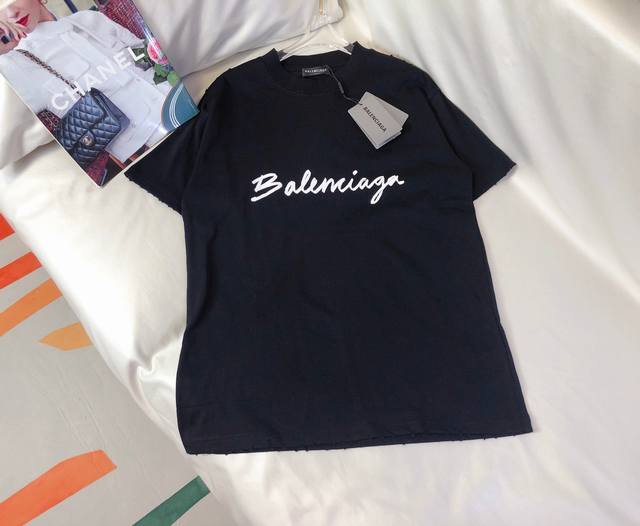 Balen***新款草写字母印花logo做旧t-Shirt 定制 定制纯棉面料 柔软亲肤 质感好 采用印花logo点缀 磨边做旧磨破效果 个性潮款 最高品质 欢