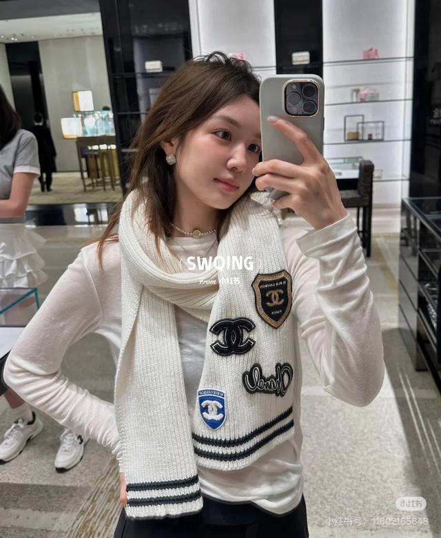 Chanel 香奈儿徽章围巾 精精致的各类徽章条纹边螺纹收口针织羊绒面料手感舒适 蓬松度高英伦学院风 喜欢不喜欢的都要留一条，早晚要买的东西就赶快下手;巨暖;冬